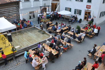 Brunnenfest auf dem Dorfplatz Valendas