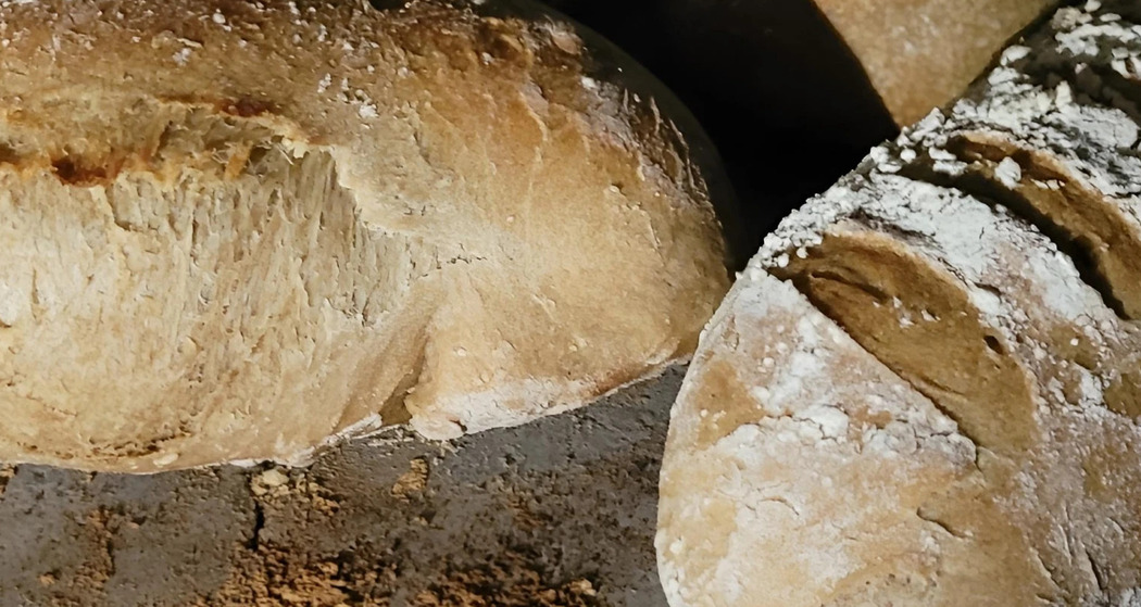 Frisch gebackenes Brot im Ofen