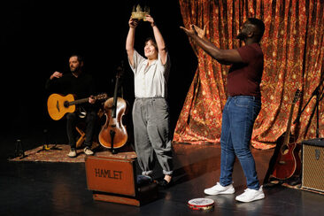 Theater Chur: Hamlet – Shakespeare aus dem Koffer