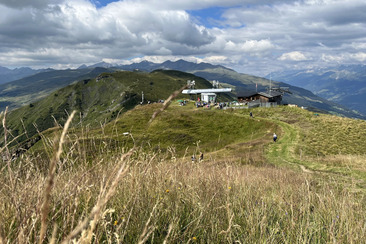 Bergstation Piz Mundaun mit Gipfelhütte Piz Mundaun