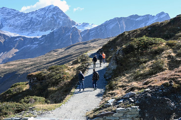 Unterwegs auf dem sanierten Weg zum Tomülpass