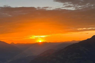 Sonnenaufgang auf dem Piz Mundaun - die Sonne steigt auf