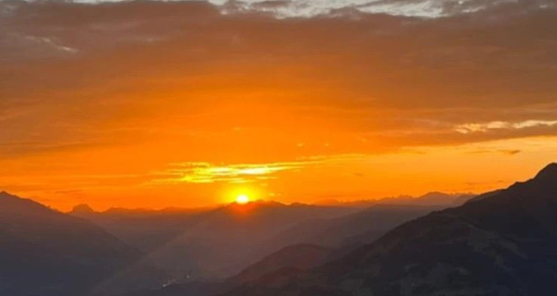 Sonnenaufgang auf dem Piz Mundaun - die Sonne steigt auf