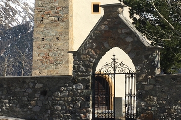 Kirche San Peter Samedan mit romanischem Turm von 1106