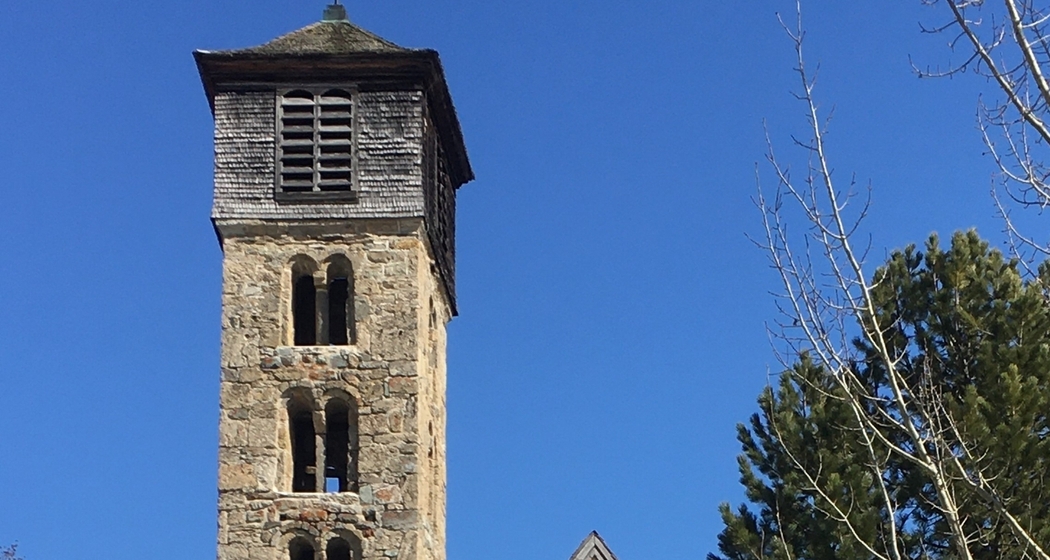 Kirche San Peter Samedan mit romanischem Turm von 1106