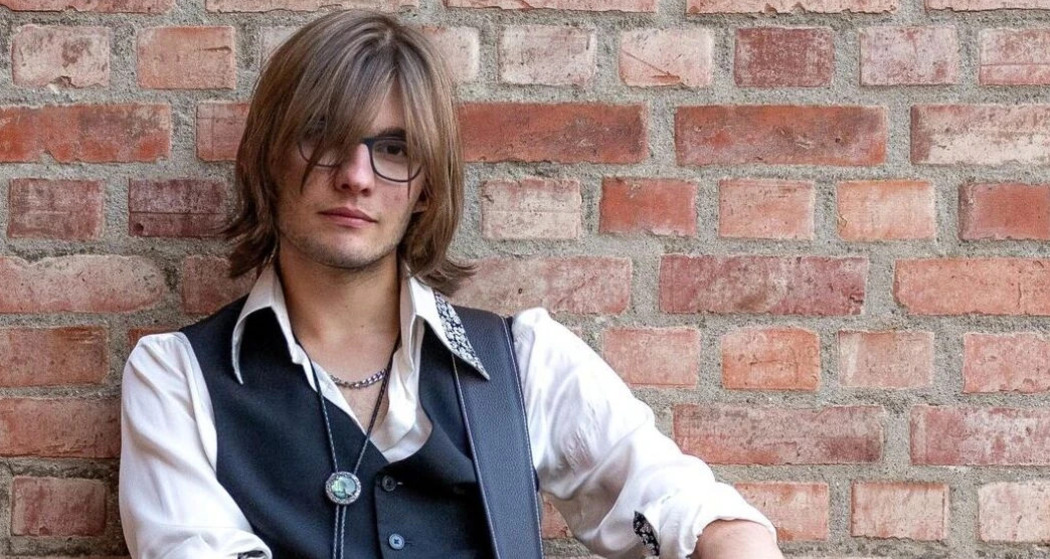 Musiker Ronny Rast mit Gitarre