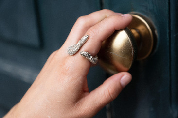 Auswahl zeitgenössischer Schmuck- und Designstücke bei «something precious».