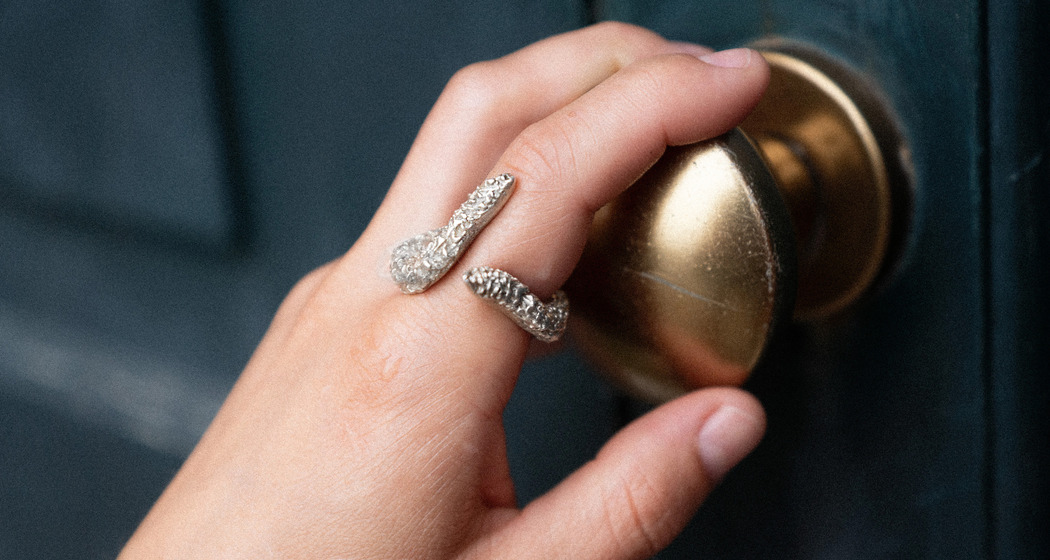 Auswahl zeitgenössischer Schmuck- und Designstücke bei «something precious».