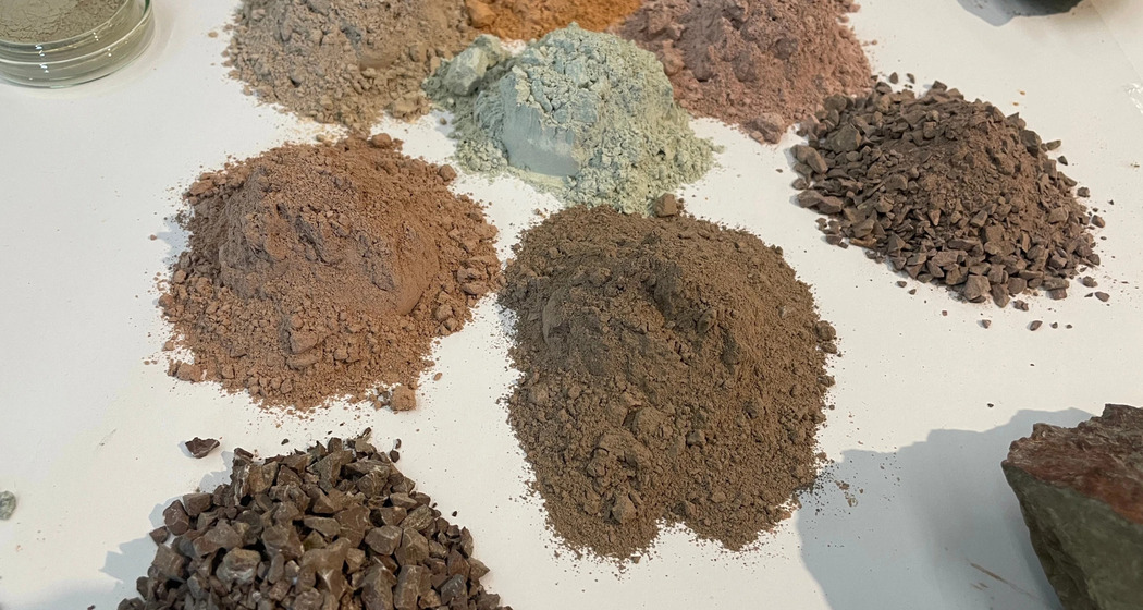Das Projekt «Vom Stein zum Textil» behandelt, wie mineralische Farbpigmente aus der Region in Architektur, Innenräumen und gestalterischen Prozessen Anwendung finden