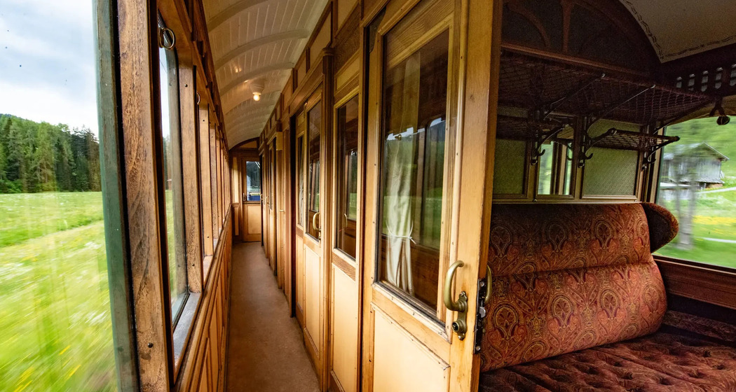 Historischer 1. Klasse Wagen der RhB