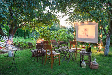Wald-Kino in St. Moritz mit Kopfhörern unter freiem Himmel.