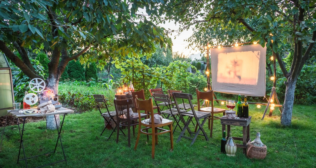 Wald-Kino in St. Moritz mit Kopfhörern unter freiem Himmel.