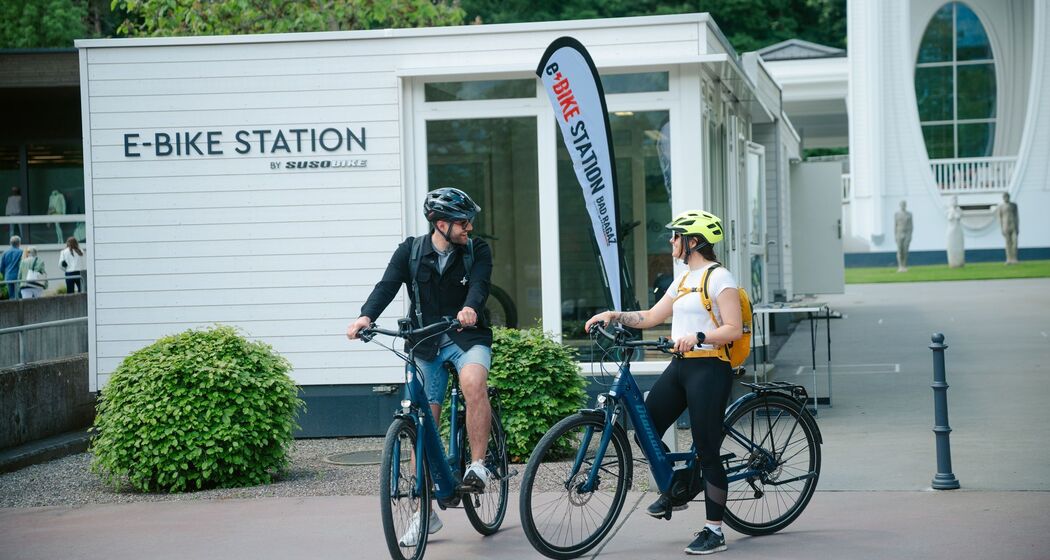 The tour begins at the e-bike station in Bad Ragaz. © Kevin Wildhaber
