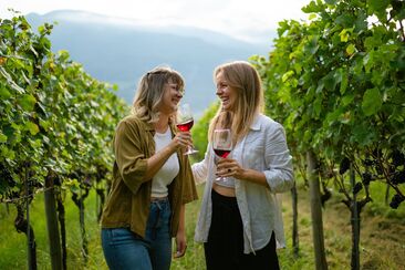 Wine tasting in the vineyards © Heidiland Tourismus