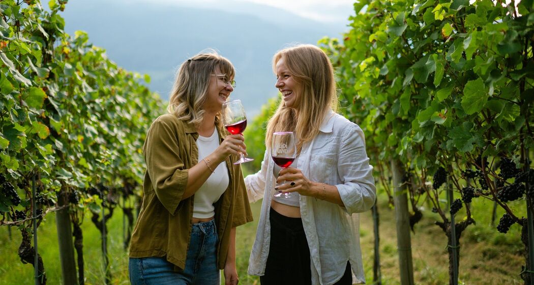 Wine tasting in the vineyards © Heidiland Tourismus