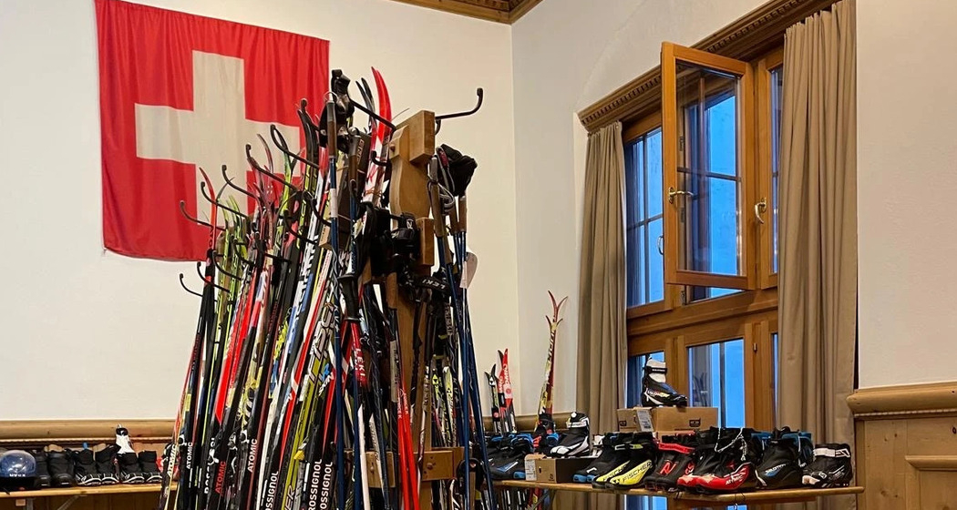 Wintersportbörse und Bistro mit Knödeln in Samedan