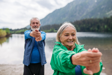Osteoporose Ehepaar am See