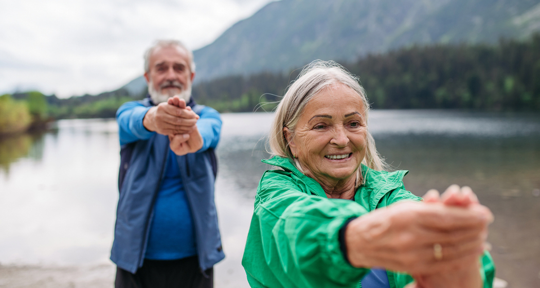 Osteoporose Ehepaar am See