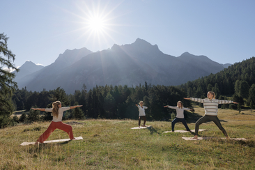 Sonnenaufgangsyoga am Lai Nair, Tarasp ©)Dominik Täuber