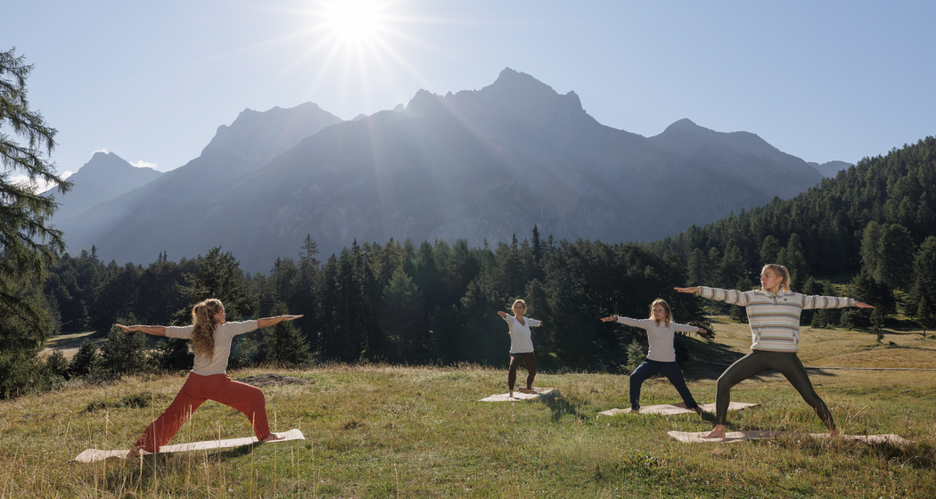 Sonnenaufgangsyoga am Lai Nair, Tarasp ©)Dominik Täuber