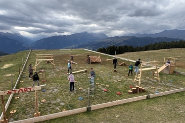 2026 Alp Raguta Leiterlispiel Buntes Treiben von oben