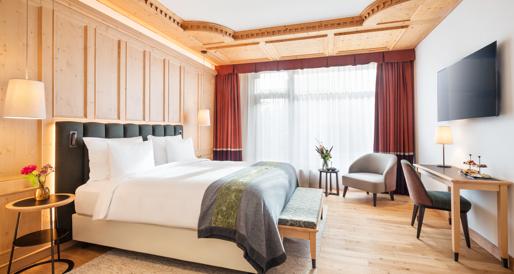 Grand-Deluxe-Suite-Bedroom.jpg