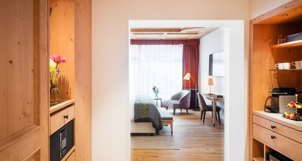 Grand-Deluxe-Suite-Corridor.jpg