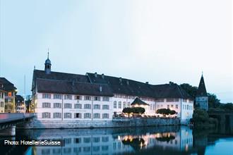 Vue extérieure de l'hôtel soir