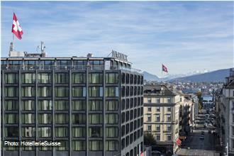 Vue extérieure de l'hôtel en été