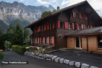 Blick auf Naturfreundehaus, im Hintergrund Mittellegigrat und Eigernordwand