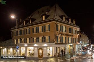 Extérieur de l'Hôtel du Cheval Blanc la nuit