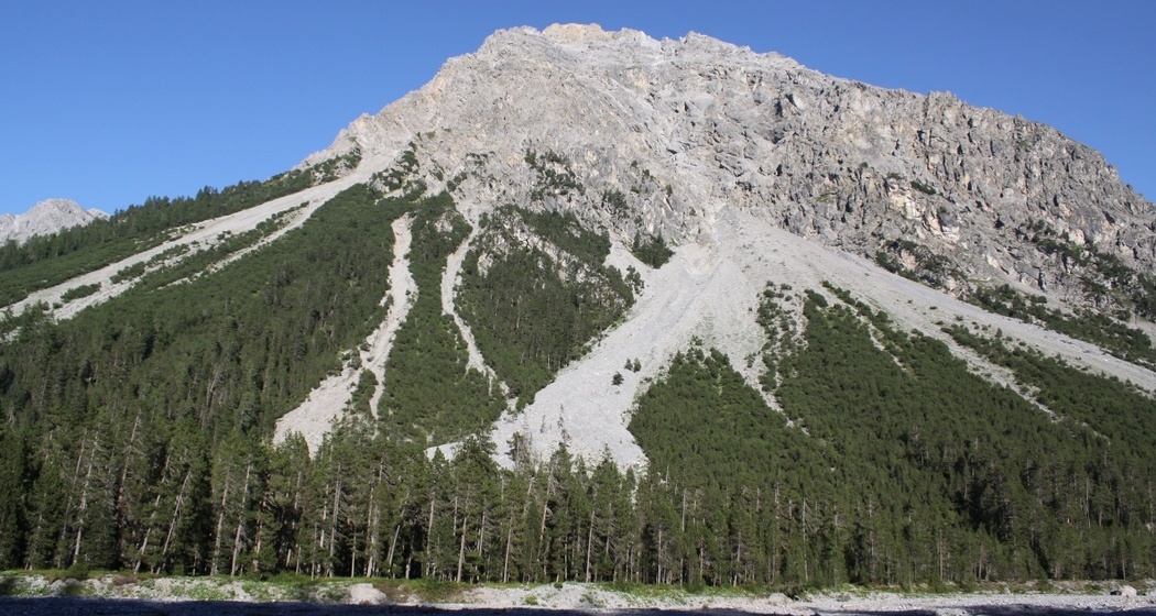 Die Feuerstelle liegt am Fusse des Schiesshorns