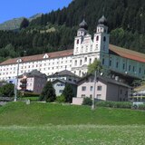 bei Disentis/Mustér begrüsst uns das Kloster