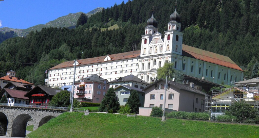 bei Disentis/Mustér begrüsst uns das Kloster