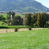 Das ehemalige Wasserschloss Marschlins liegt in der Ebene circa einen Kilometer nordöstlich von Igis.