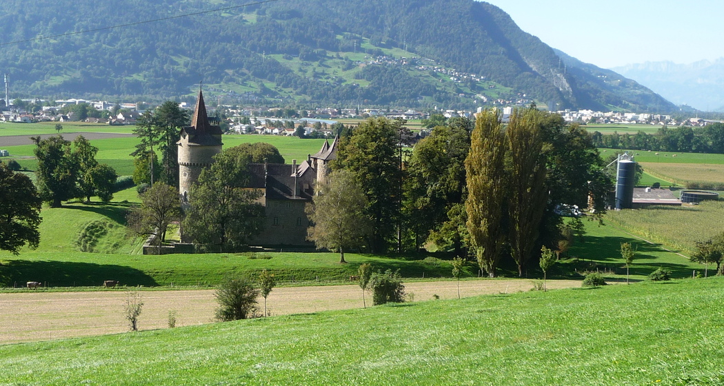 Das ehemalige Wasserschloss Marschlins liegt in der Ebene circa einen Kilometer nordöstlich von Igis.