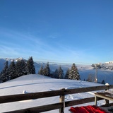 Schöne Aussicht auf der Terrasse des Skihüttlis Golerberg