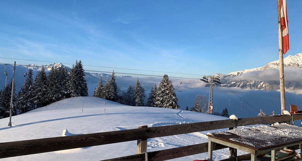 Schöne Aussicht auf der Terrasse des Skihüttlis Golerberg
