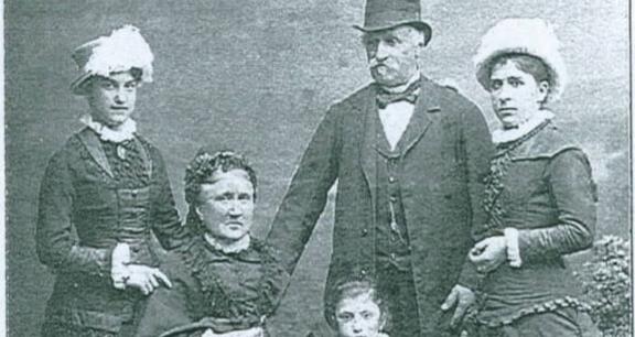 Die Familie von Andrea Fasciati, dem Erbauer des Palazzo, um 1870.