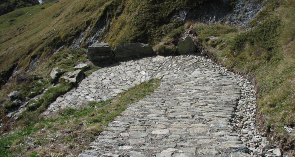 Eine 2012 sorgfältig renovierte Kehre des historischen Verkehrsweges über den Septimer.