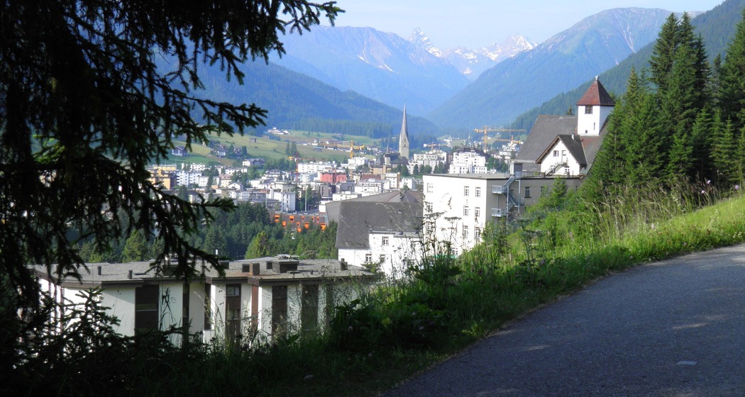 Blick vom Panoramaweg auf Davos Platz