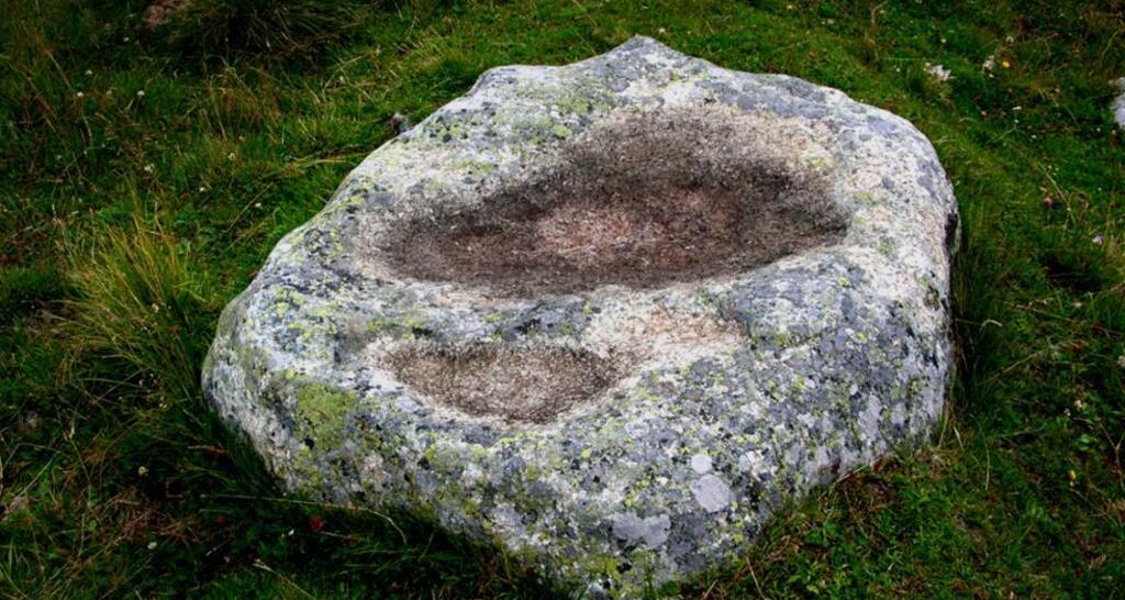 Der rätselhafte Stein am Septimerweg oberhalb von Bivio mit seinen 2 schalenförmigen Vertiefungen