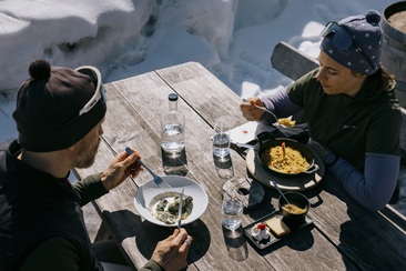 Capuns, Maluns, Nusstorte: Energie tanken für die nächsten Loipenkilometer (©️ Schweiz Tourismus/Nicola Fürer)