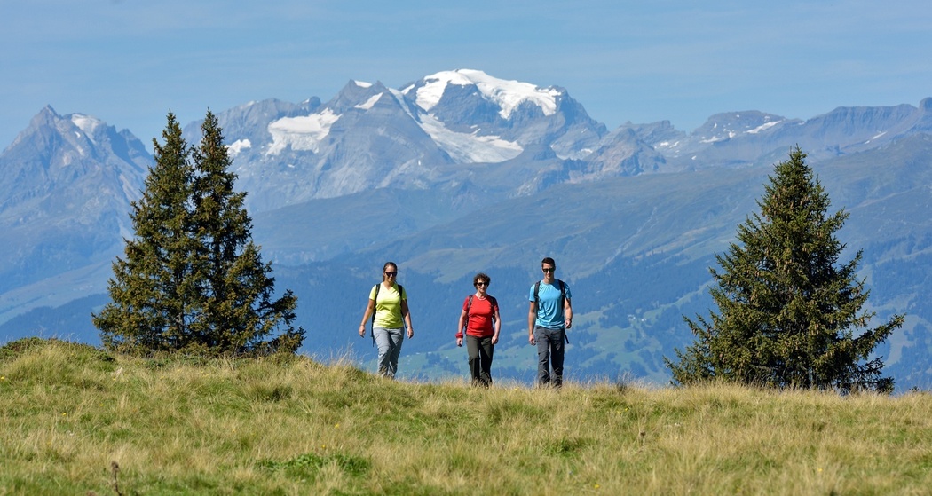 Wanderer im Gebiet Spundis, im Hintergrund der Tödi