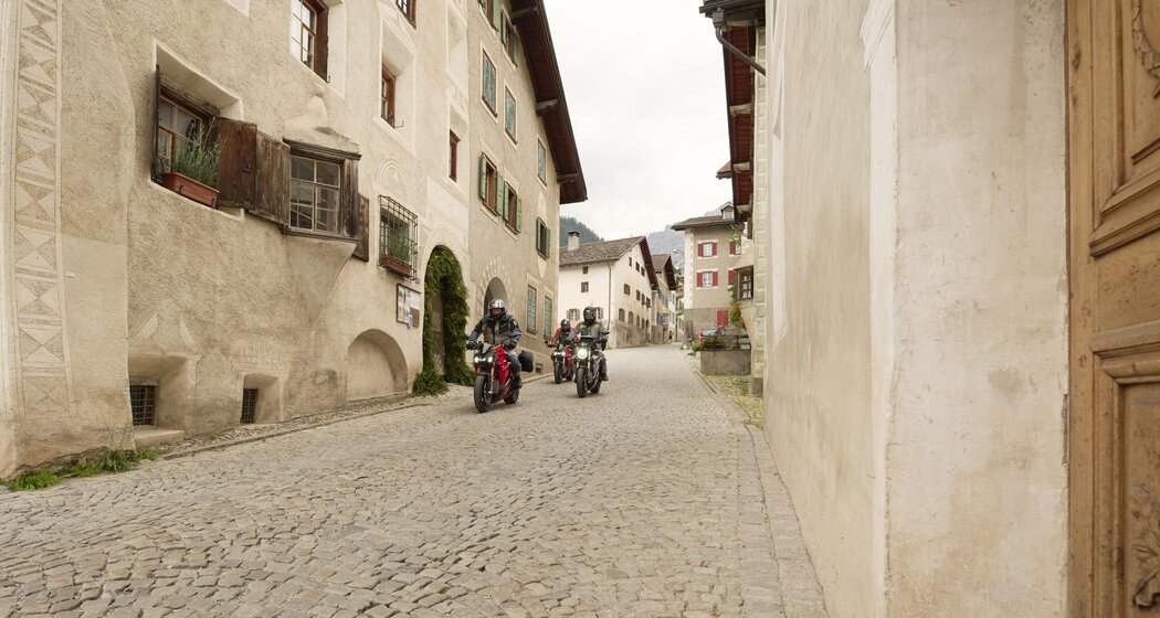 SC_SH3367_E-MOTO_D195963-custom