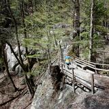 Naturbrücke auf dem Weg zur Taminaschlucht