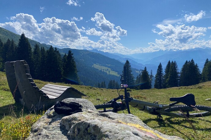 Aussicht von Spundis auf die umliegende Bergwelt