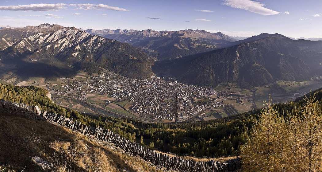 Blick auf die Alpenstadt Chur vom Calanda aus
