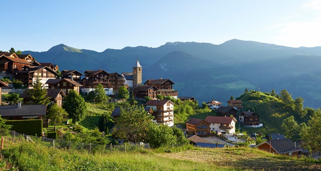 Direkt Unterhalb des Dorfes liegt der Aussichtshügel "Büel".