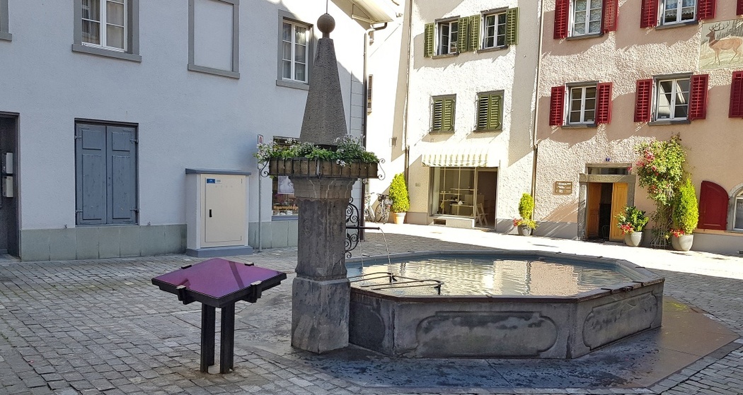 Gigerplatz mit Brunnen und Touchscreen-Konsole